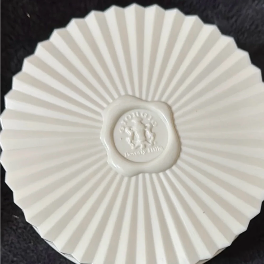 Giorgio Beverly Hills Extraordinary Perfumed Dusting Powder - Yellow Stripes - Picture 4 of 7
